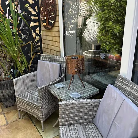 Secret Gem 1 Bed Garden Flat Private Luxury Hot Tub-2