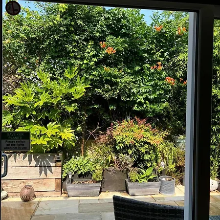 Secret Gem 1 Bed Garden Flat Private Luxury Hot Tub-3