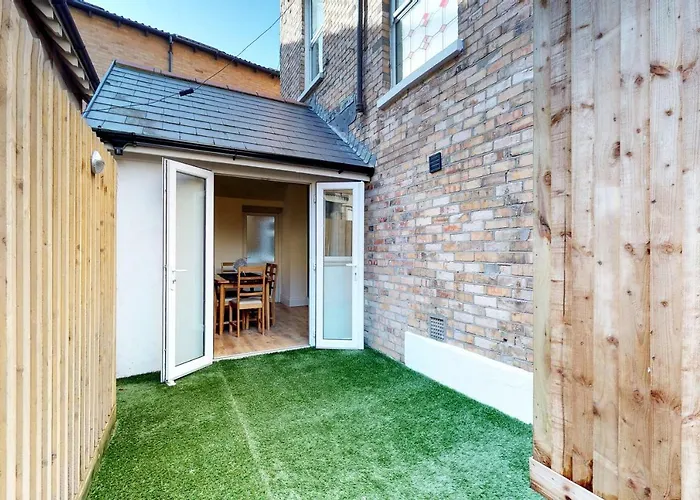 Superb 2 Beds 2 Baths New Apartment W/ Garden+Patio